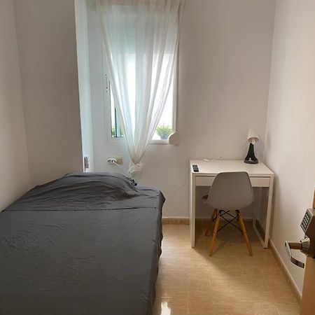 Single Room In My Apartment At The Beach Valencia Exterior foto