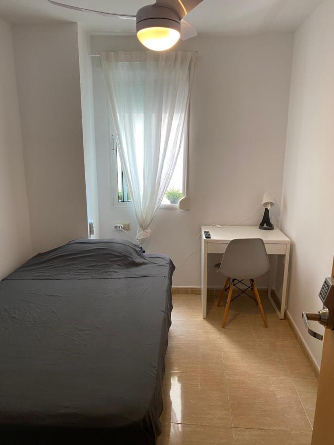 Single Room In My Apartment At The Beach Valencia Exterior foto