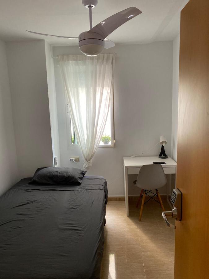 Single Room In My Apartment At The Beach Valencia Exterior foto